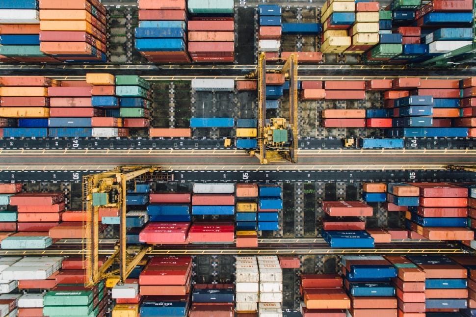 Vue aérienne d'un terminal à conteneurs, illustrant les exportations marocaines vers l'Union européenne