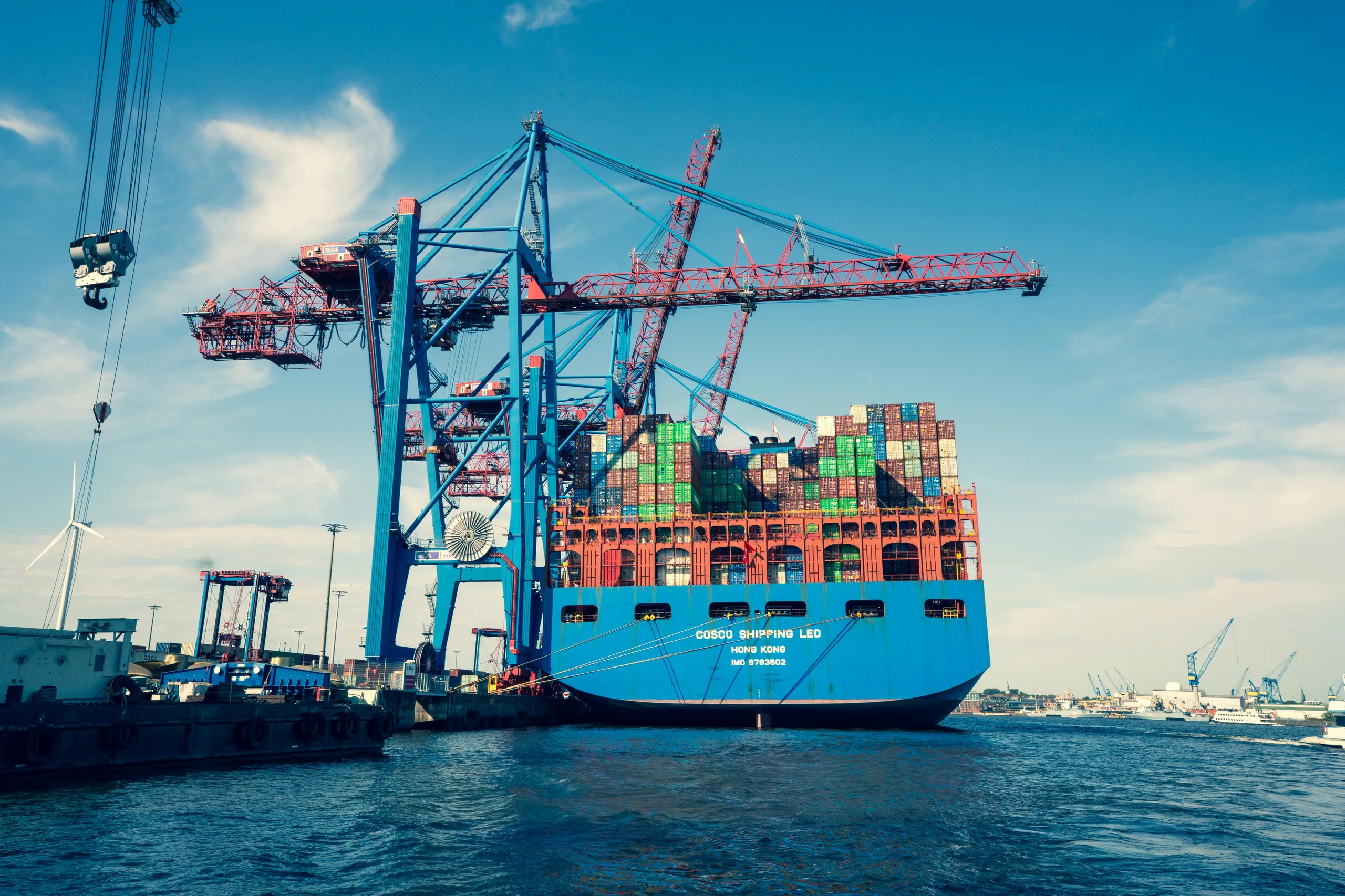 Port commercial international avec conteneurs et navires de cargaison — Transport de marchandises